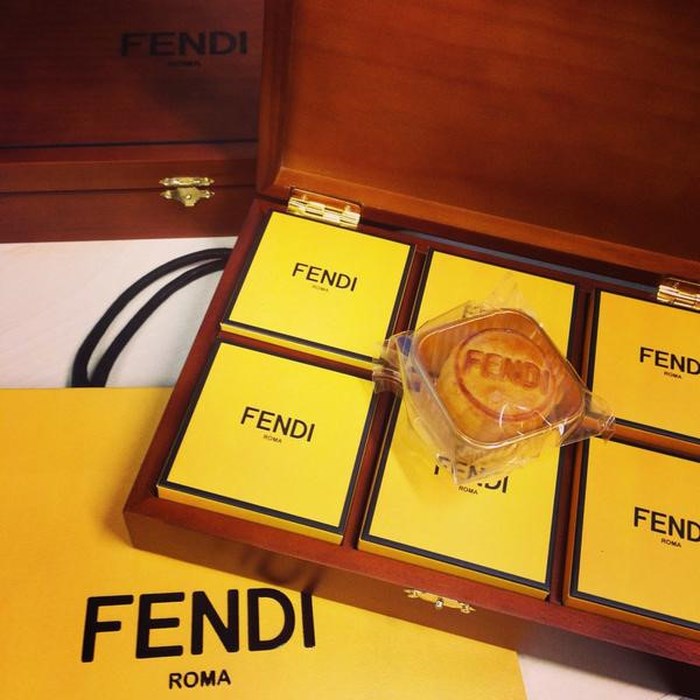 Bánh trung thu logo Fendi